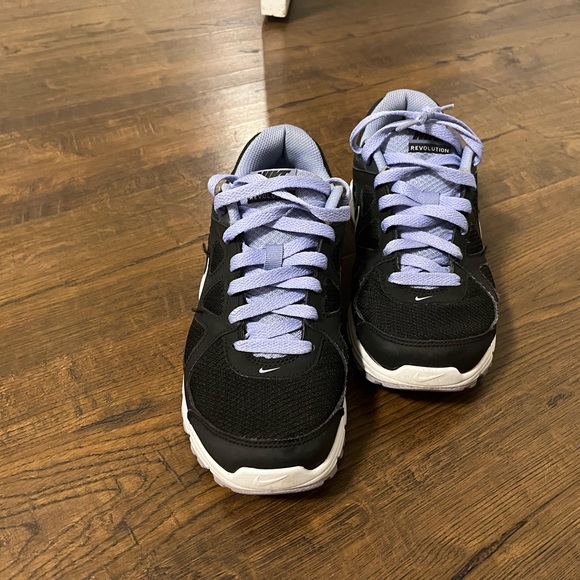 7 Nike Sneakers - Picture 5 of 6